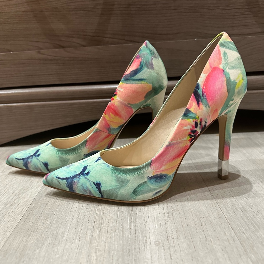 Guess - Floral heels WORN ONCE- SEE PICTURE FOR REFERENCE. 6.5 M